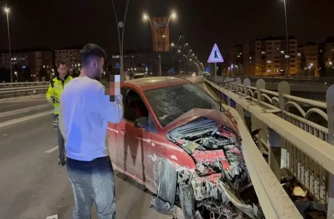 Kayseri’de karşı yola geçen otomobil bariyerlere çarptı
