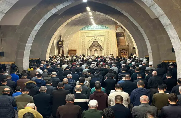 Kayserili vatandaşlar Berat Kandilinde ellerini semaya açtı
