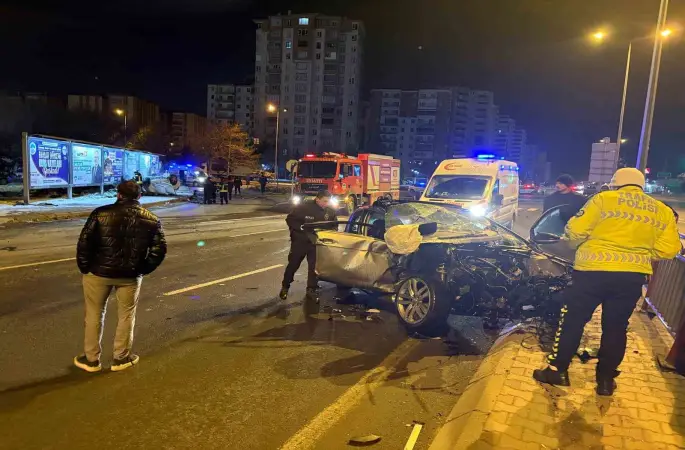 Kaza sonrası alev alan otomobilde can pazarı: 2’si ağır 3 yaralı
