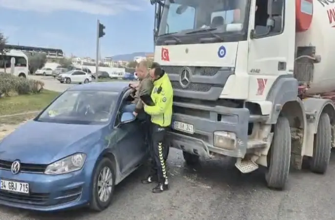 Kaza yapan aracın sürücüsünü polis camdan kurtardı
