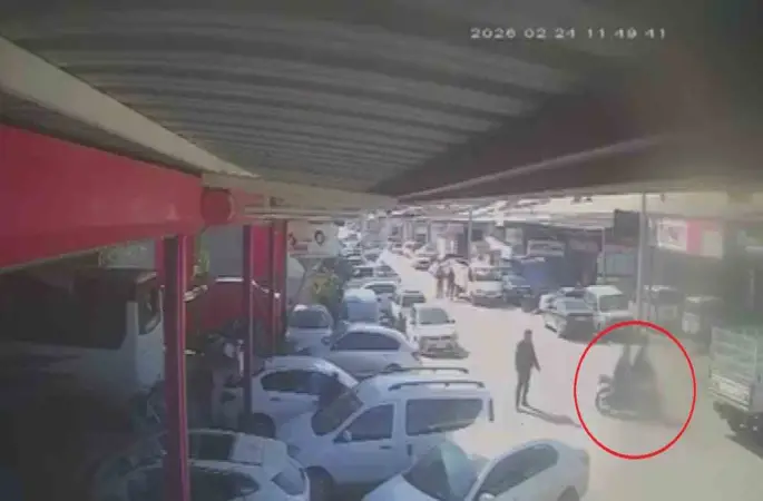 Kazada çarpışan motosiklet sürücülerinin savrulduğu anlar kamerada
