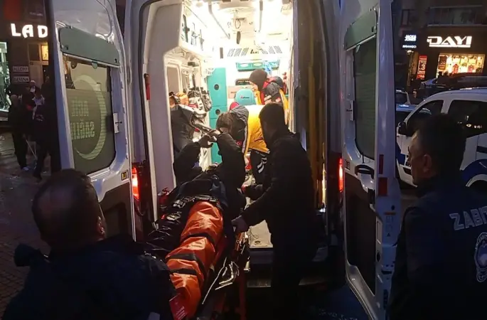 Kazada fırlayan motokurye otomobilin üzerine düştü
