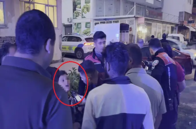 Kazada hafif yaralanan küçük kardeşleri kimse ikna edemedi: Babadan gelen telefonla ambulansa bindiler
