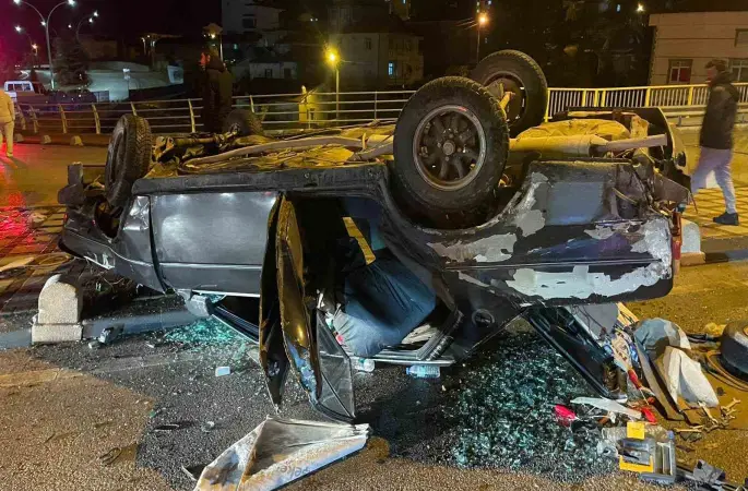 Kazada hurdaya dönen araçtan yara almadan kurtuldu
