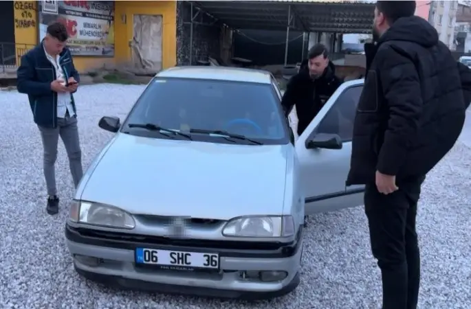 Kazaya yapınca plakaları söküp kaçtı ama polisten kaçamadı
