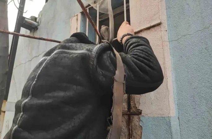 "Kedi bile zor girer" denilen pencereden girdi, sadece iPhone’ları çaldı
