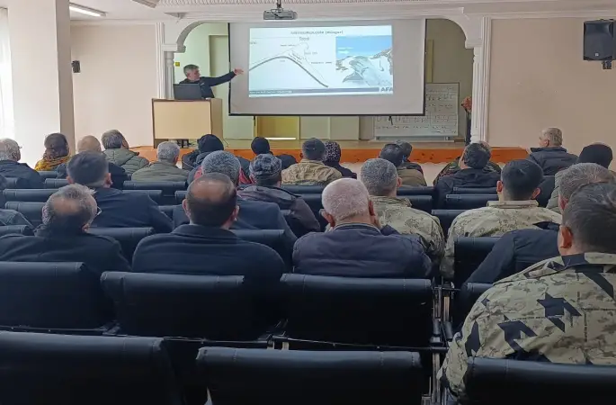 Kemaliye’de muhtarlar çığ tehlikesine karşı bilgilendirildi
