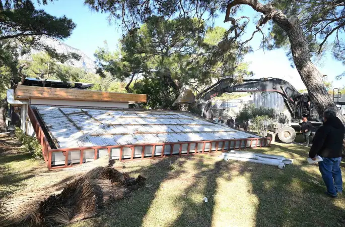 Kemer’de kaçak yapıların yıkımı sürüyor
