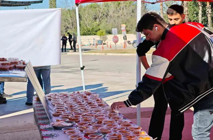 Kepez’de trafik kazasında hayatını kaybeden AÜ öğrencileri için lokma hayrı
