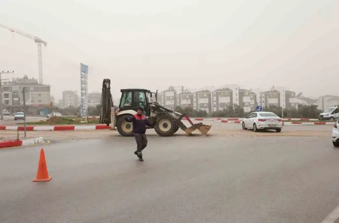 Kepez’de yağış sonrası bozulan yollara müdahale
