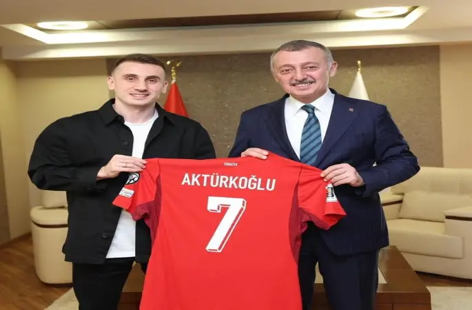 Kerem Aktürkoğlu’ndan Başkan Büyükakın’a ay-yıldızlı forma
