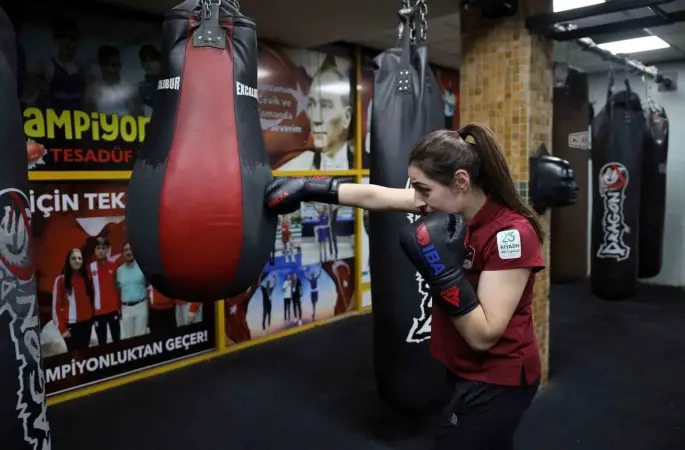 Kilo vermek için eldiven taktı, Avrupa şampiyonu oldu
