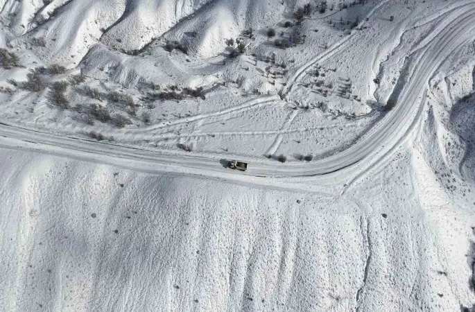 Kırıkkale’de karla kaplanan köy yolları yeniden ulaşıma açıldı
