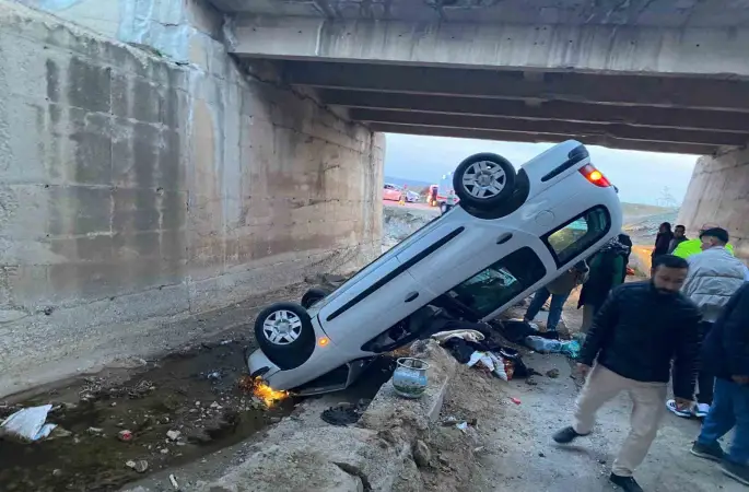 Kırıkkale’de otomobil köprü boşluğuna devrildi: 4 yaralı
