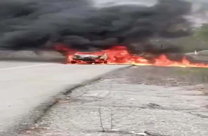 Kırklareli’nde seyir halindeyken yangın çıkan araç küle döndü
