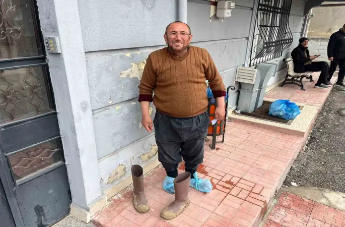 Kirli çizmelerini çıkarıp galoşla aile sağlığı merkezine girdi
