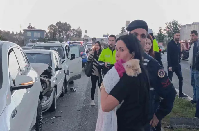 Kırmızı ışıkta bekleyen araçlara çarpıp olay yerinden ayrıldı: 4 yaralı
