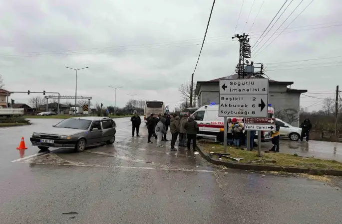 Kırmızı ışıkta duramayan otobüs otomobile çarptı: 4 yaralı
