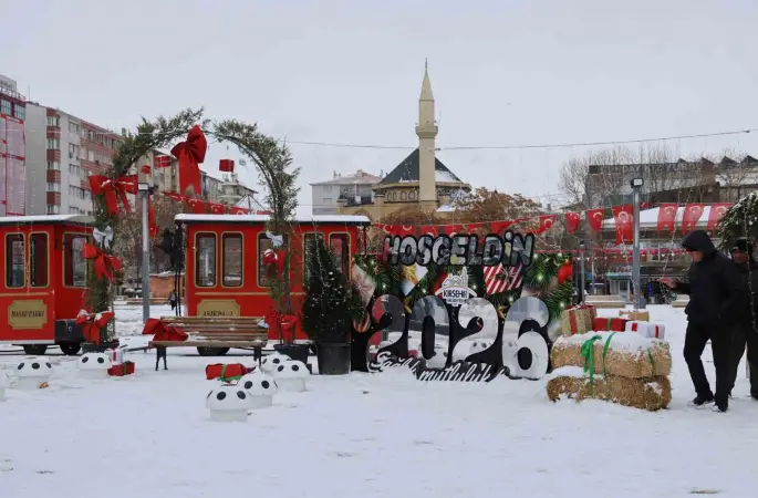 Kırşehir’de yeni yılın ilk günü meydan soğuk havaya teslim oldu

