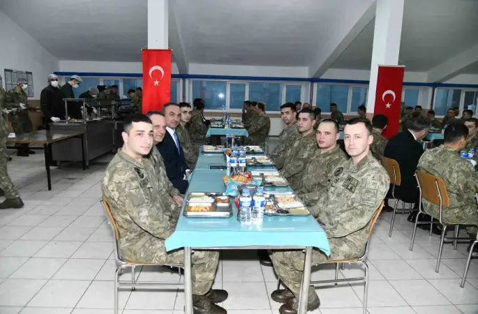 Kışlada askerlerle oruç açtılar
