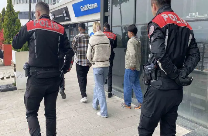 Kız kardeşini kafede bir erkekle görünce ortalığı birbirine kattı
