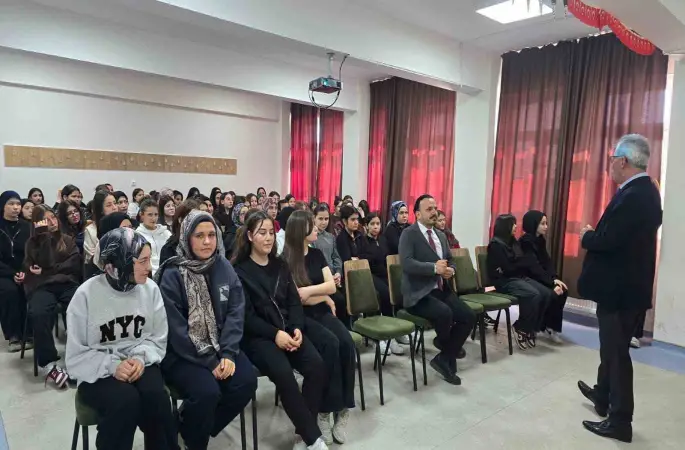 Kız meslek lisesinde bilim söyleşisi
