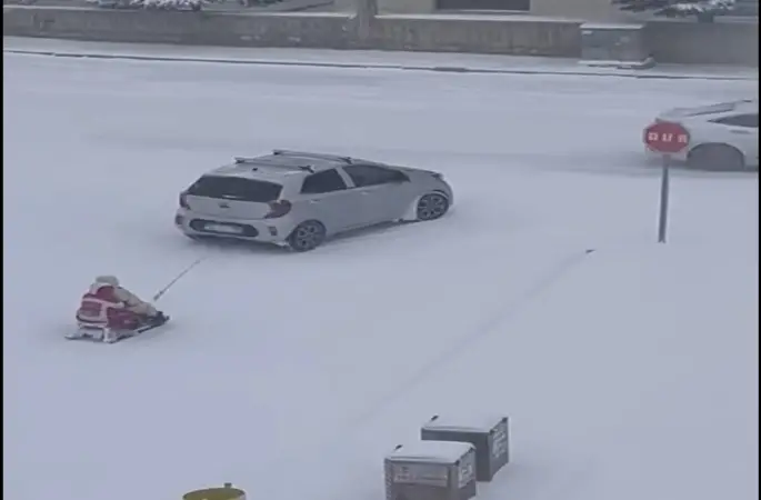 Kızağı araca bağlayıp çektiler, tehlikeli eğlence kameraya yansıdı
