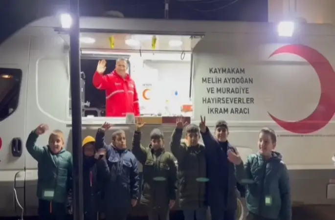 Kızılay Muradiye Şubesi’nden teravih sonrası ikram
