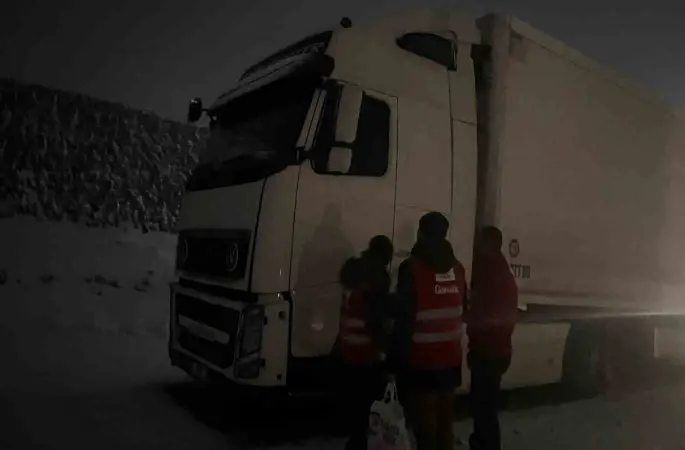 Kızılay’dan mahsur kalan sürücülere kumanya desteği
