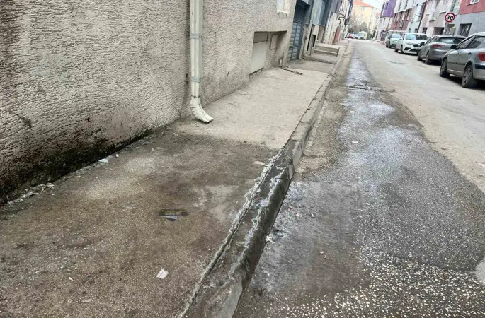 Klima suyu kaldırımı buz pistine çevirdi
