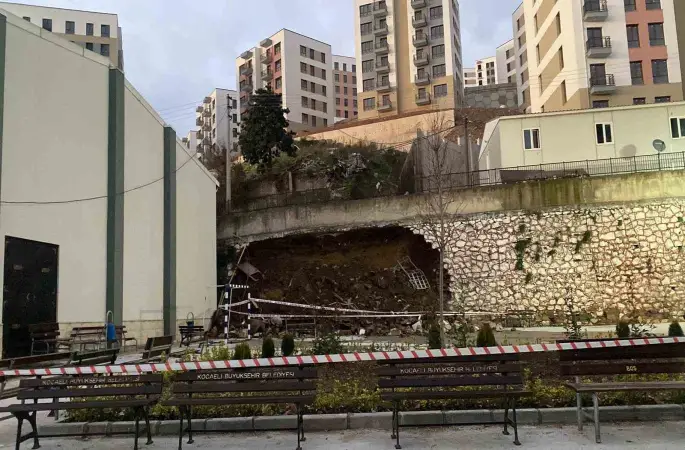 Kocaeli’de 10 metrelik istinat duvarı okul bahçesine devrildi
