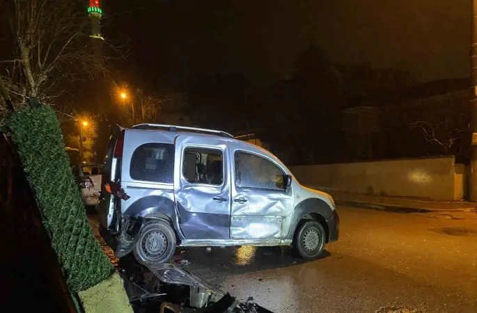 Kocaeli’de 3 aracın karıştığı zincirleme kazada sürücü kaçtı: 1 yaralı
