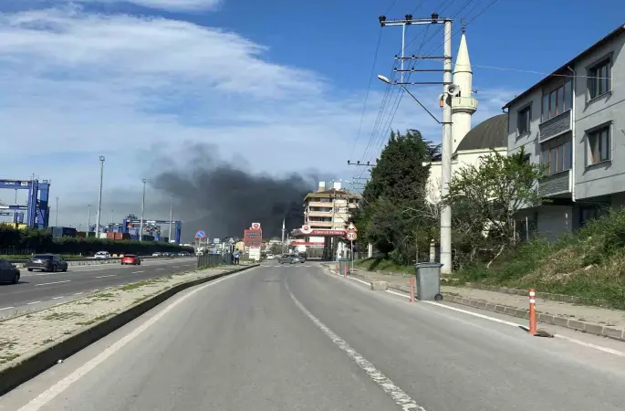 Kocaeli’de plastik ve promosyon fabrikası alevlere teslim oldu
