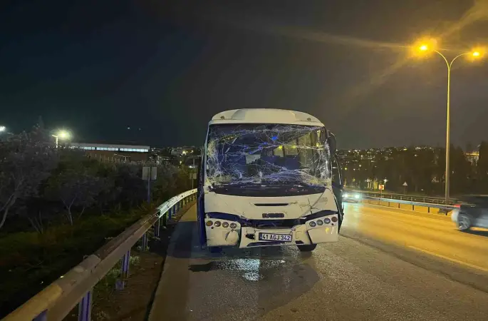 Kocaeli’de servis minibüsü tıra çarptı: 6 yaralı
