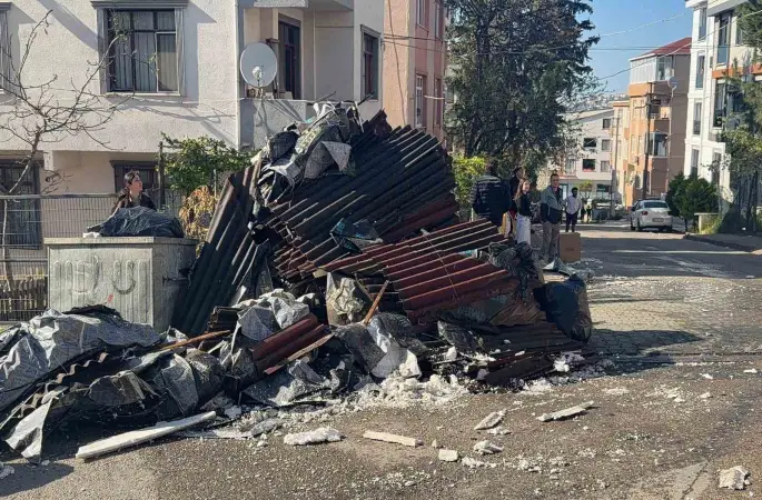 Kocaeli’de tadilatta olan binanın çatısı alevlere teslim oldu
