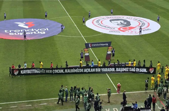 Kocaeli’de tribünler sustu, çocuklar için yas tutuldu
