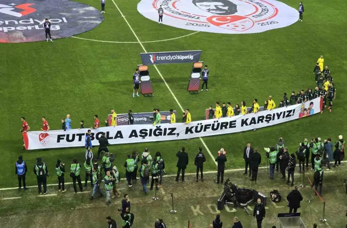 Kocaelispor ve Fenerbahçe sahaya ‘küfüre karşıyız’ pankartıyla çıktı
