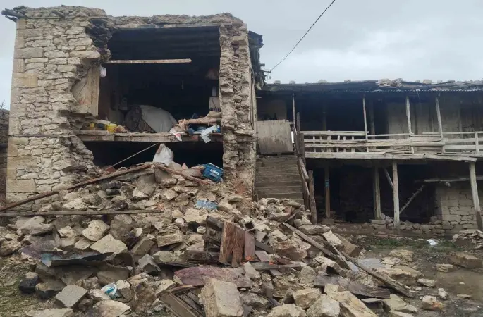 Komşusu ’adam öldü evi de yıkıldı’ dedi o anda ev çöktü
