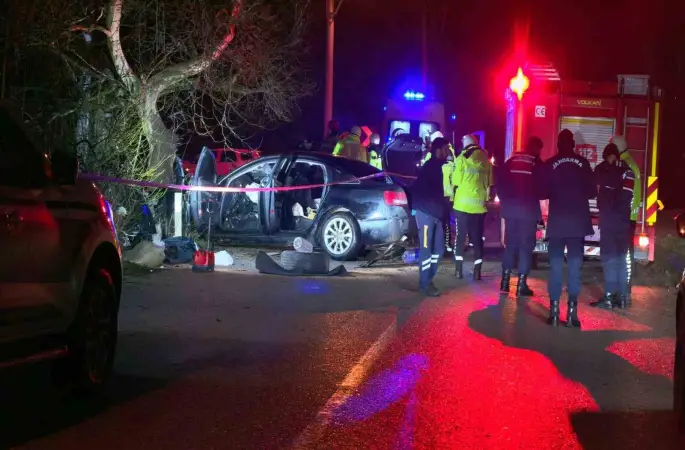 Kontrolden çıkan araç ağaca çarptı: 2 ölü, 2 yaralı
