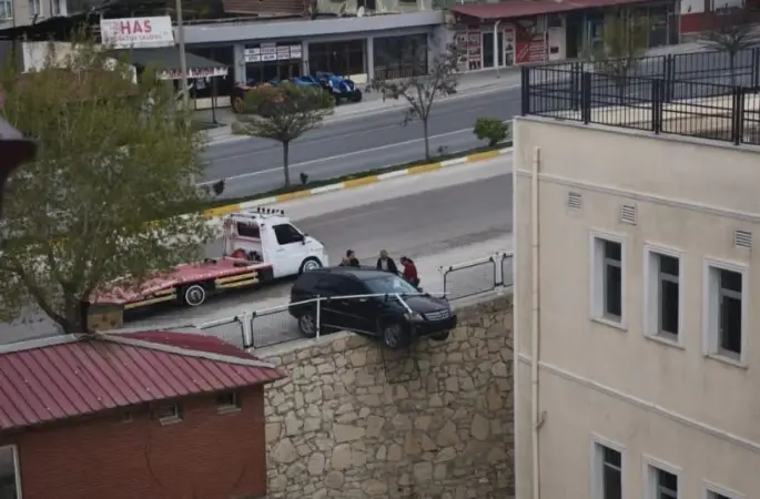 Kontrolden çıkan araç istinat duvarında asılı kaldı
