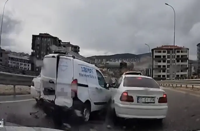 Kontrolden çıkan araç, önündeki 4 araca çarptı: O anlar kamerada
