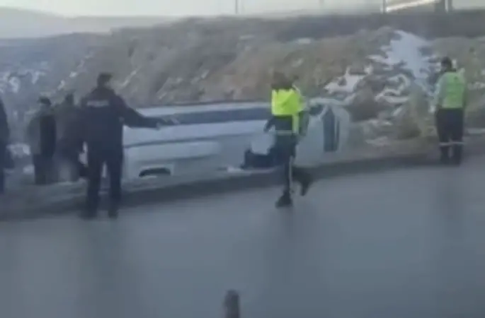 Kontrolden çıkan işçi servisi şarampole devrildi: 10 yaralı
