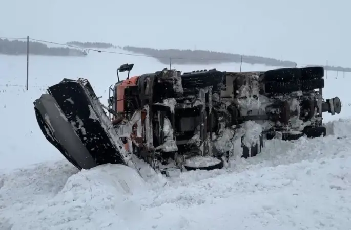 Kontrolden çıkan kar küreme aracı devrildi
