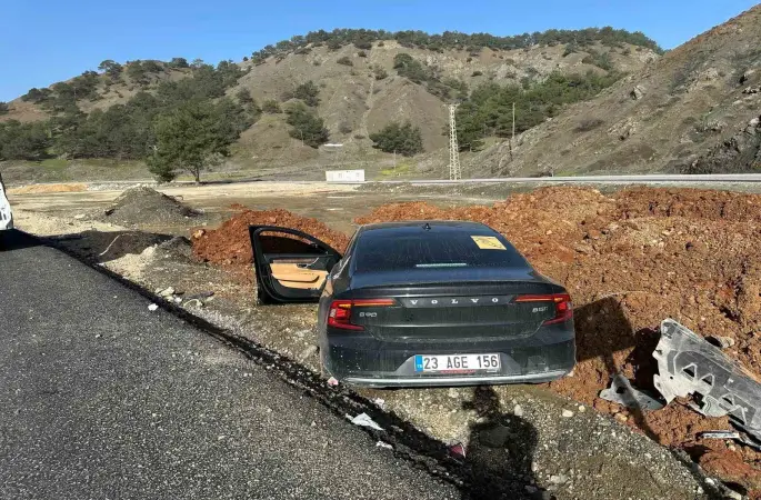 Kontrolden çıkan lüks otomobil yol kenarına savruldu: 1 yaralı
