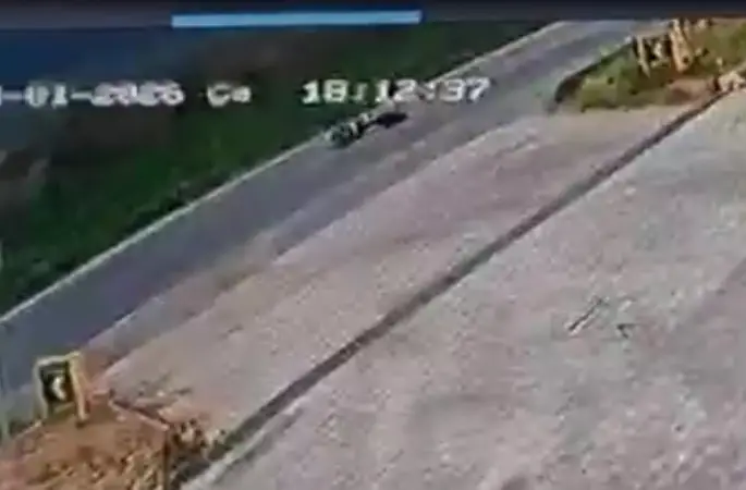 Kontrolden çıkan motosiklet devrildi, sürücüsü yaralandı
