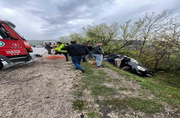 Kontrolden çıkan otomobil şarampole savruldu: 2 yaralı
