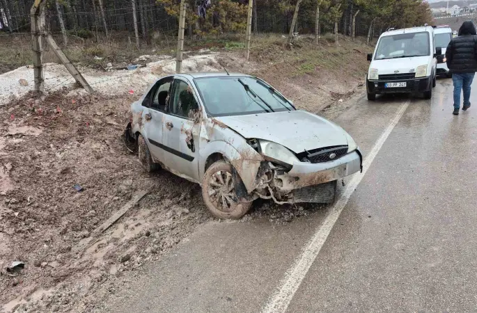 Kontrolden çıkan otomobil yol kenarına savruldu: 3 yaralı
