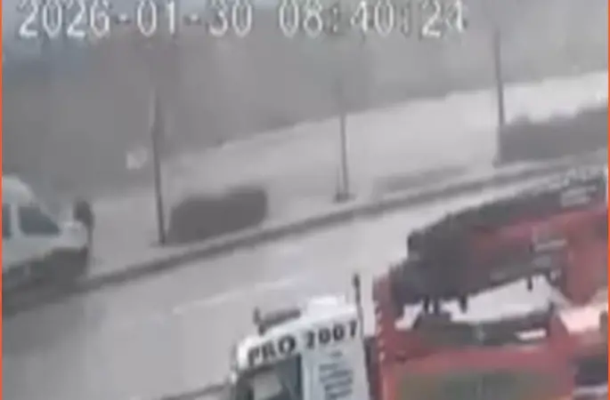 Kontrolden çıkan servis refüje çıktı: Ölümden saniyelerle kurtuluş kamerada
