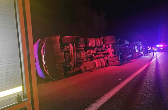 Kontrolden çıkan tır devrildi, şans eseri yaralanan olmadı
