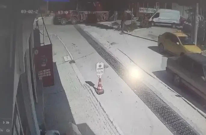 Kontrolden çıkan vincin otomobilleri sürüklediği anlar kamerada
